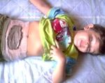 El Niño, su Salud y el Mangostán. IX. Colocando cataplasma de Mangostán en el estómago.