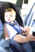 Accidentes. II. Coloca a los niños pequeños en los asientos traseros del auto.