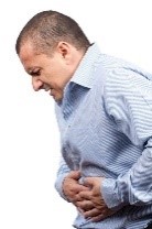 El cuadro agudo abdominal se caracteriza por dolor intenso, febrícula, náuseas, vómitos ocasionales.