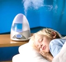 Niño durmiendo con un humidificador.