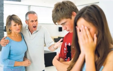 Adolescentes rechazados por sus padres.