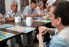 Se suele a animar a ancianos a realizar actividades intergrupales.