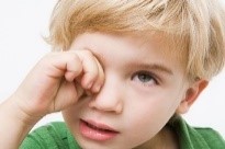 Al tallarse los ojos frecuentemente pueden causarse una infección.