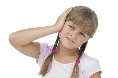 En el oído del nadador, hay dolor moderado y sensibilidad extrema en el conducto auditivo externo.
