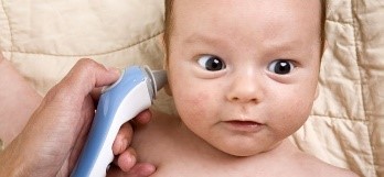 En los niños pequeños puede alterar su audición.