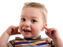 Girar la cabeza, jalarse el oídos son manifestaciones comunes en los niños.