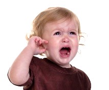 Los niños con dolor de oídos están irritables, tienen fiebre.