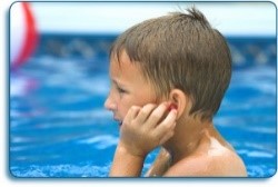 Niños con infección de oídos deben usar tapones.